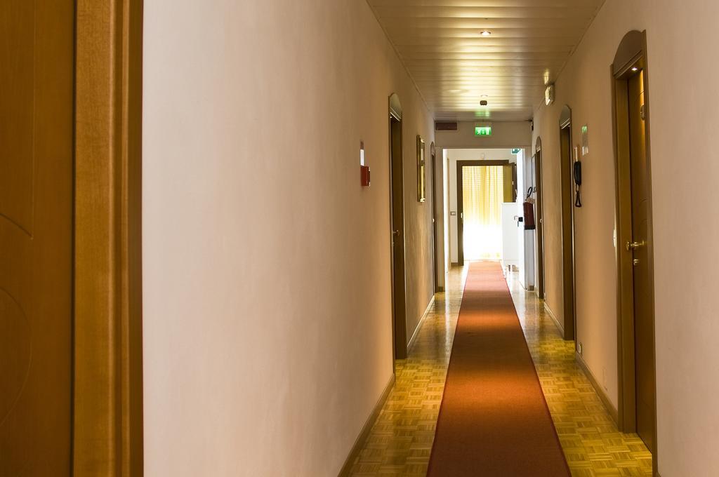 Hotel Donatello Чезенатико Экстерьер фото