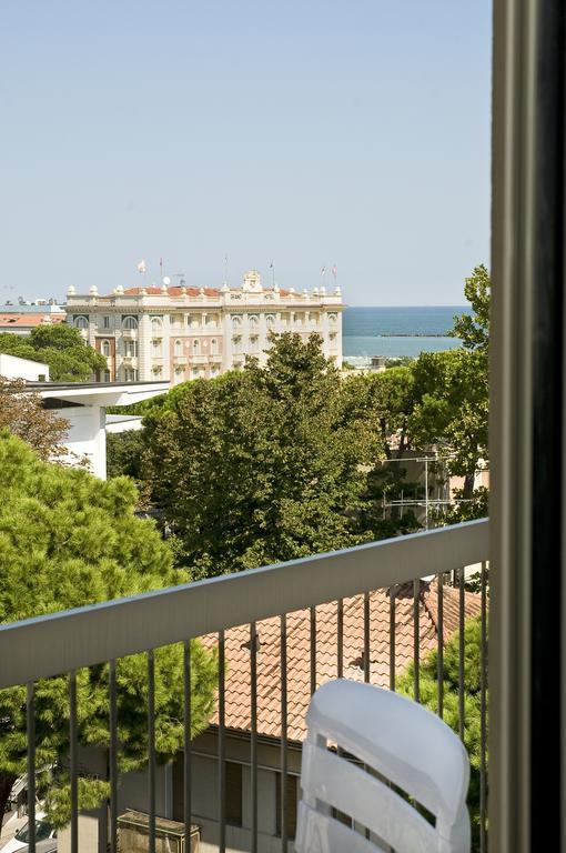 Hotel Donatello Чезенатико Экстерьер фото