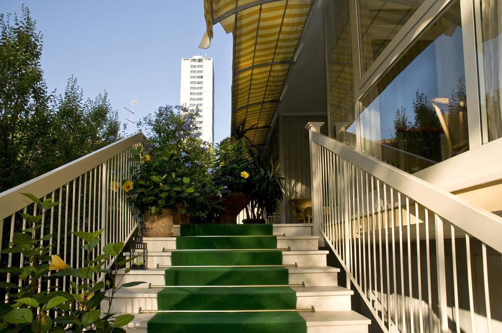 Hotel Donatello Чезенатико Экстерьер фото