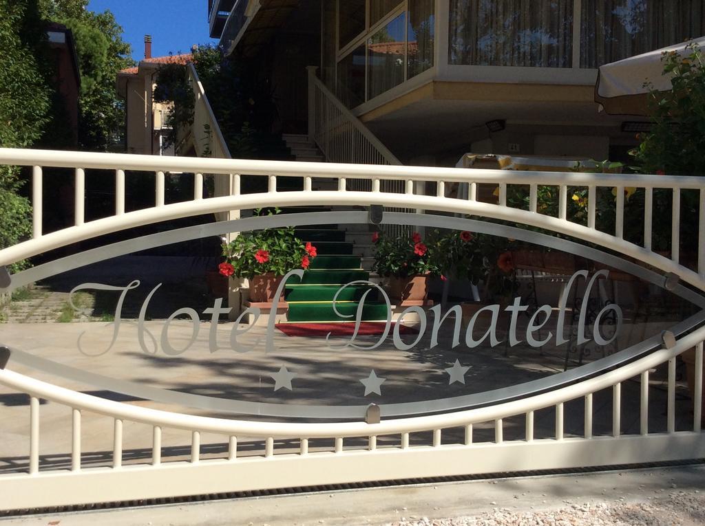 Hotel Donatello Чезенатико Экстерьер фото