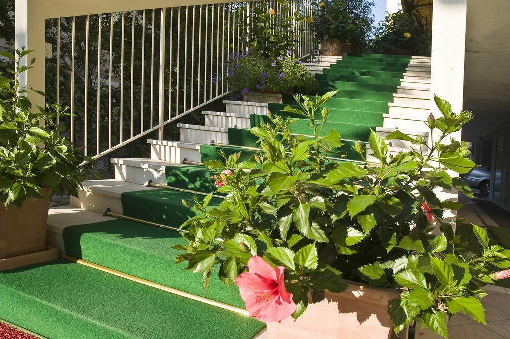 Hotel Donatello Чезенатико Экстерьер фото