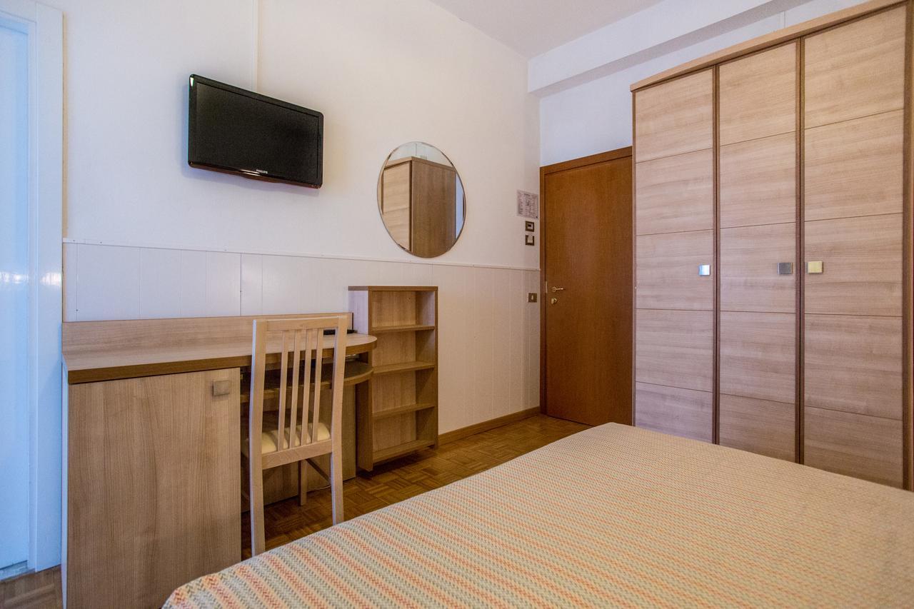 Hotel Donatello Чезенатико Экстерьер фото