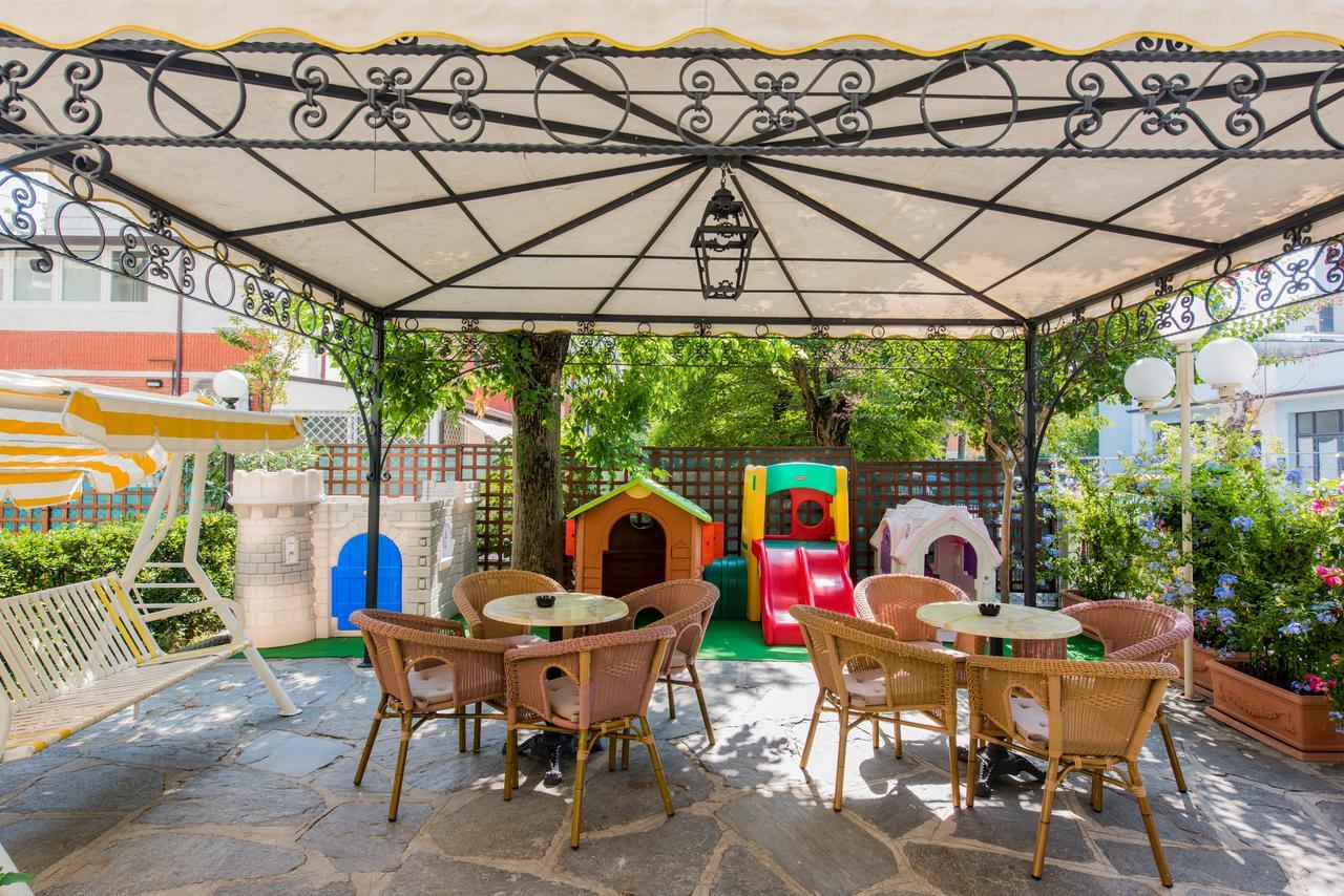 Hotel Donatello Чезенатико Экстерьер фото