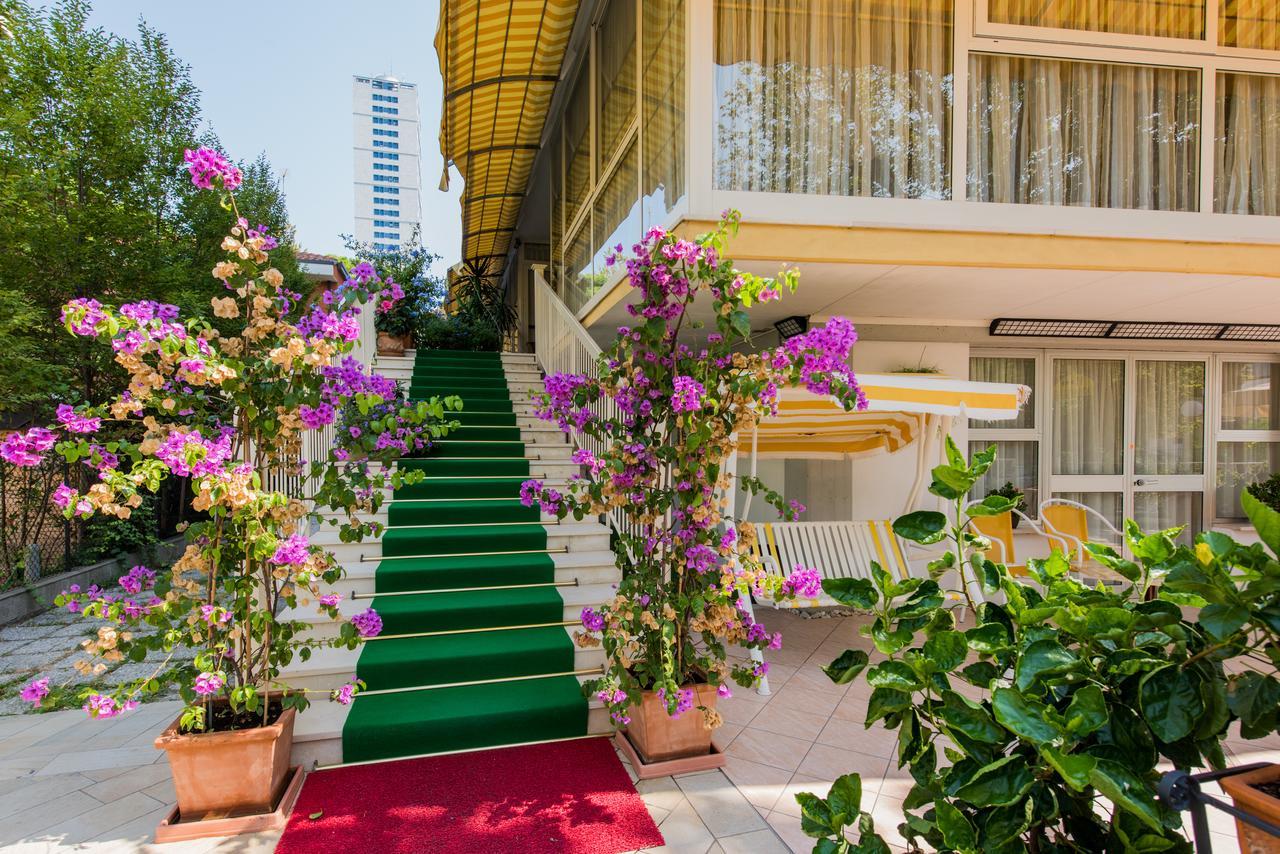 Hotel Donatello Чезенатико Экстерьер фото