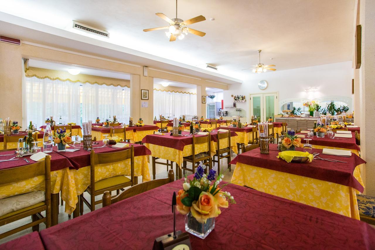 Hotel Donatello Чезенатико Экстерьер фото
